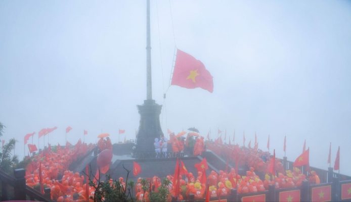 350 khách hàng chinh phục Fansipan cùng Minh Trí Thành