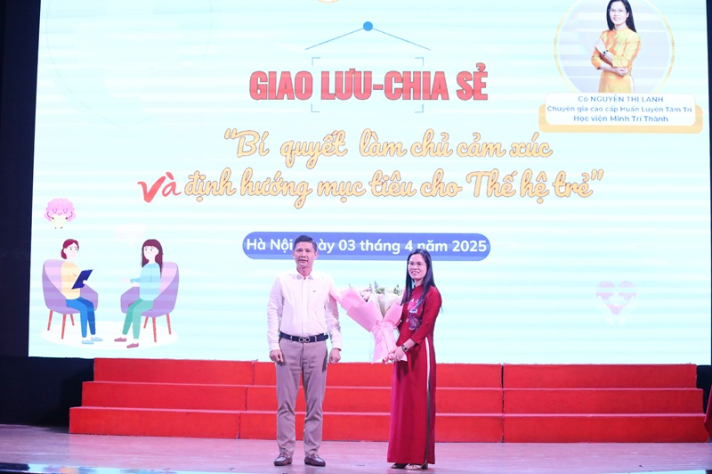 ThS. Trần Ngọc Tiến – Trưởng Phòng Công tác sinh viên Học viện Ngân hàng trao hoa tặng khách mời