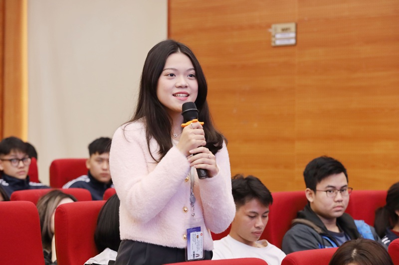 Các sinh viên trao đổi chia sẻ tại buổi Tọa đàm