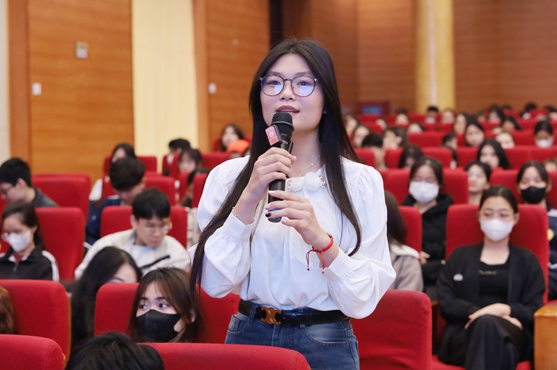 Các sinh viên trao đổi chia sẻ tại buổi Tọa đàm