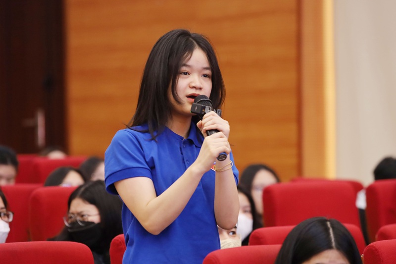 Các sinh viên trao đổi chia sẻ tại buổi Tọa đàm