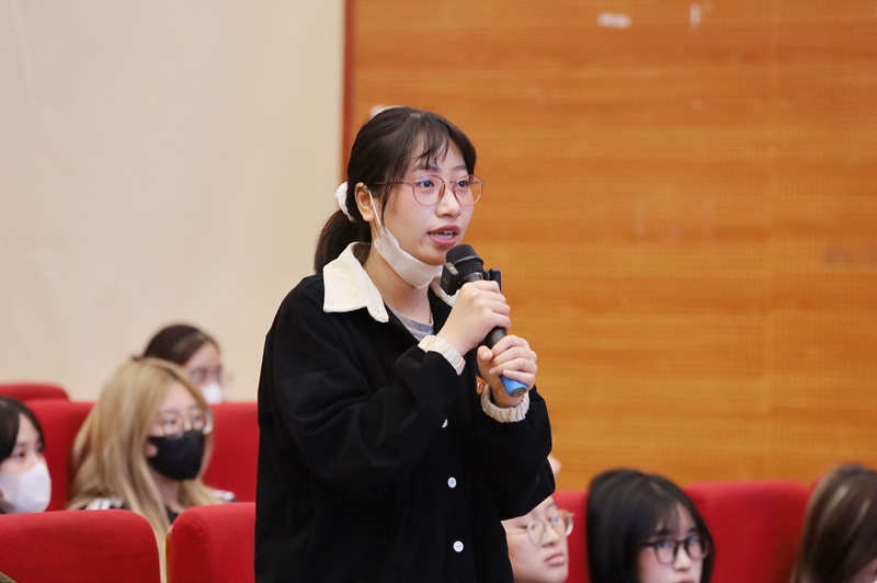 Các sinh viên trao đổi chia sẻ tại buổi Tọa đàm