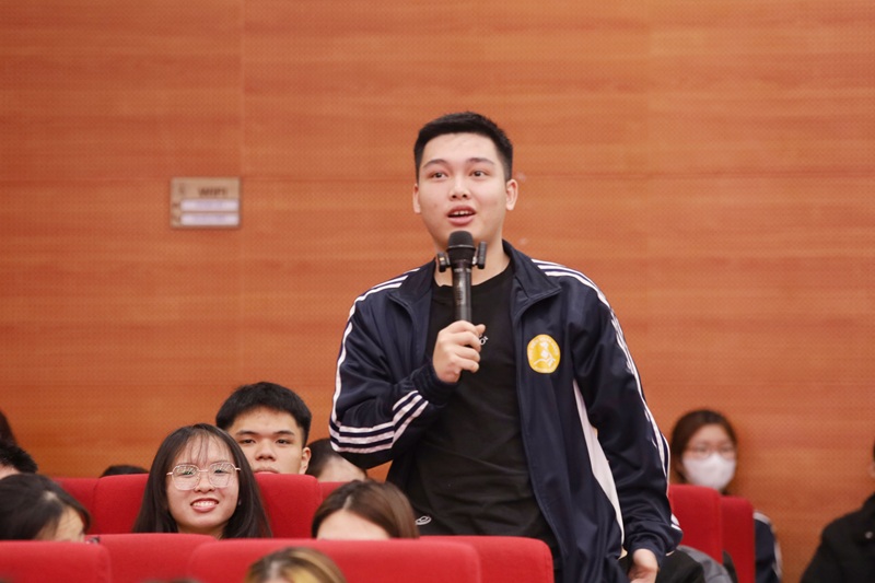 Các sinh viên trao đổi chia sẻ tại buổi Tọa đàm