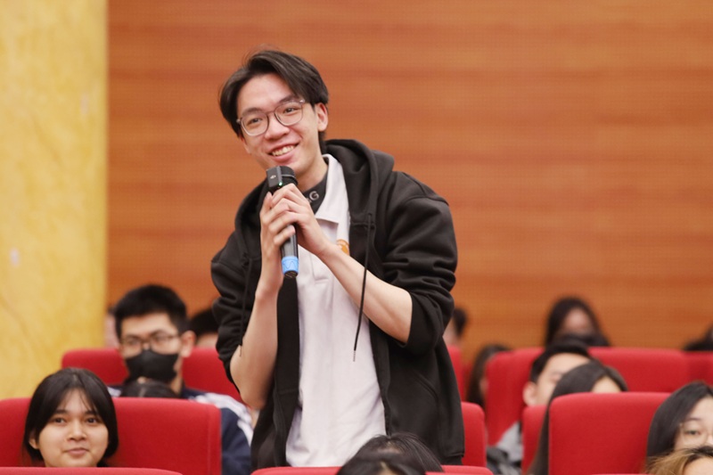 Các sinh viên trao đổi chia sẻ tại buổi Tọa đàm