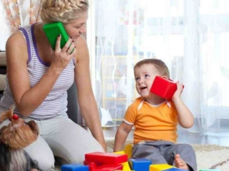 Trẻ 2 tuổi rất dễ bắt chước hành vi của người lớn