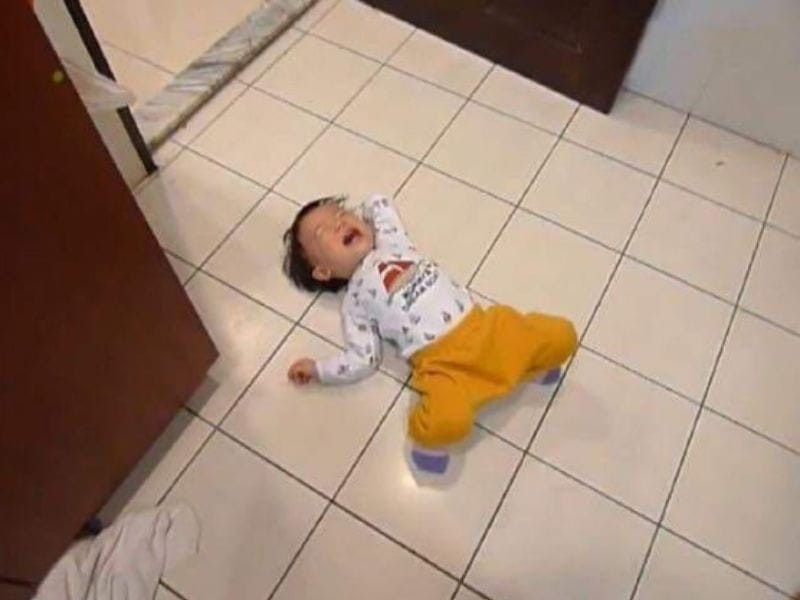 Ăn vạ nơi công cộng là một trong những biểu hiện thường thấy ở trẻ 2 tuổi