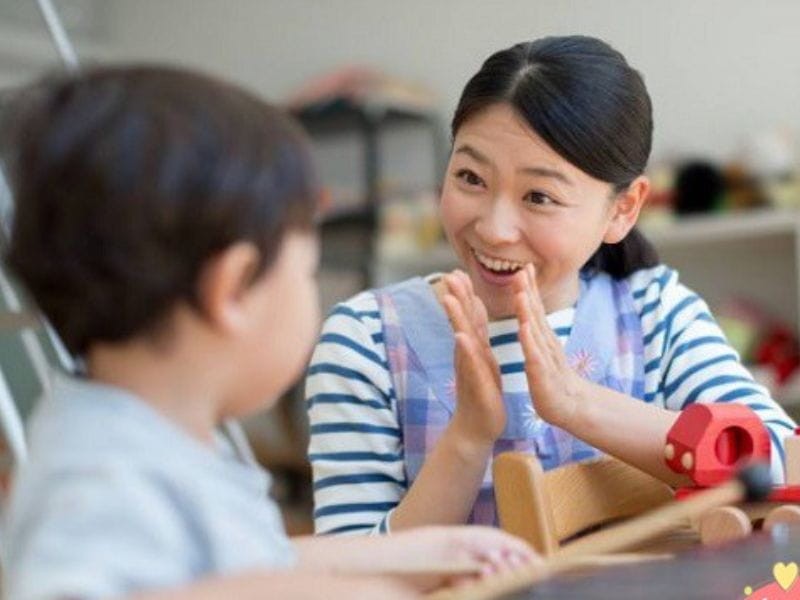 Khen ngợi con đúng cách sẽ giúp con có thêm động lực để tiếp tục phát huy