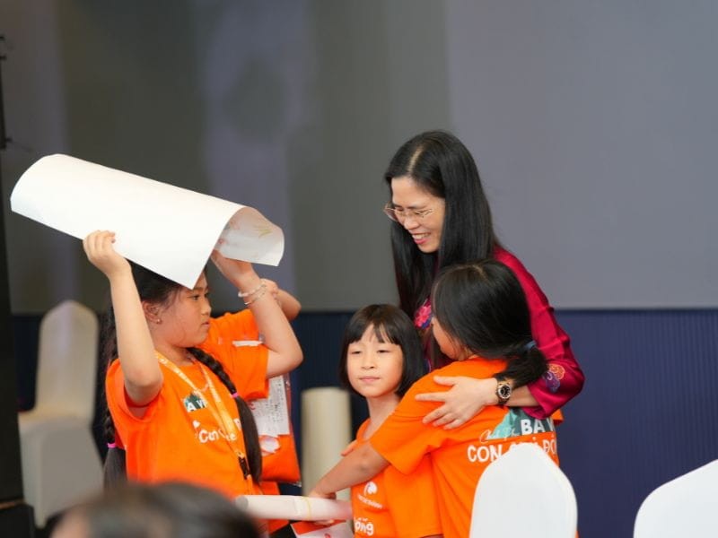 Cô Lanh cùng các bạn nhỏ trong hành trình leo núi Ba Vì