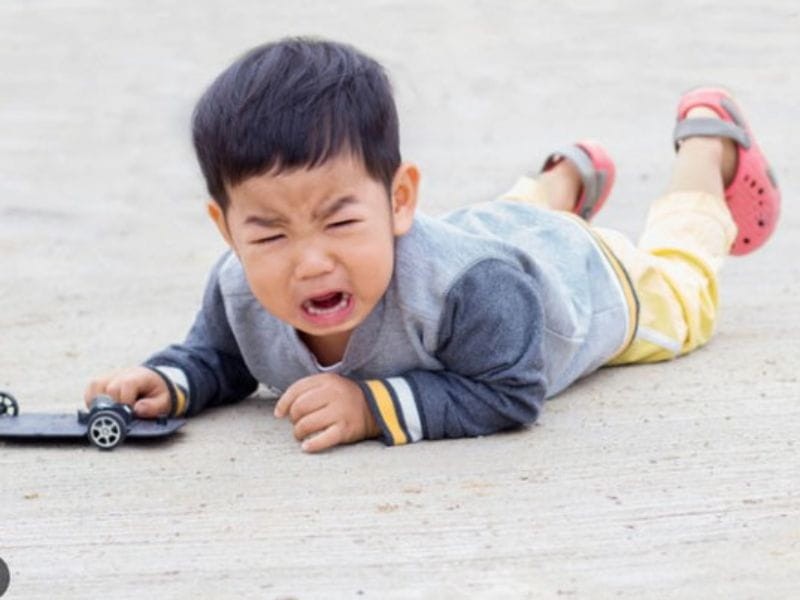 Khi bị từ chối, trẻ thường nằm lăn ra ăn vạ