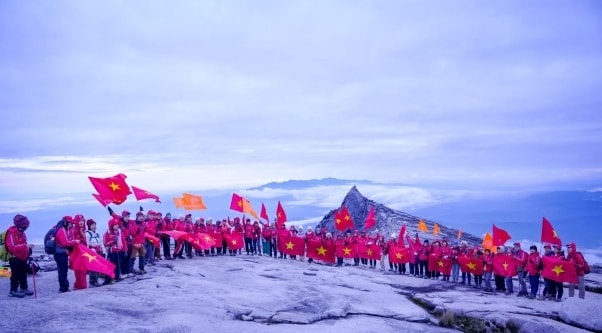 Chinh phục đỉnh núi cao nhất Đông Nam Á