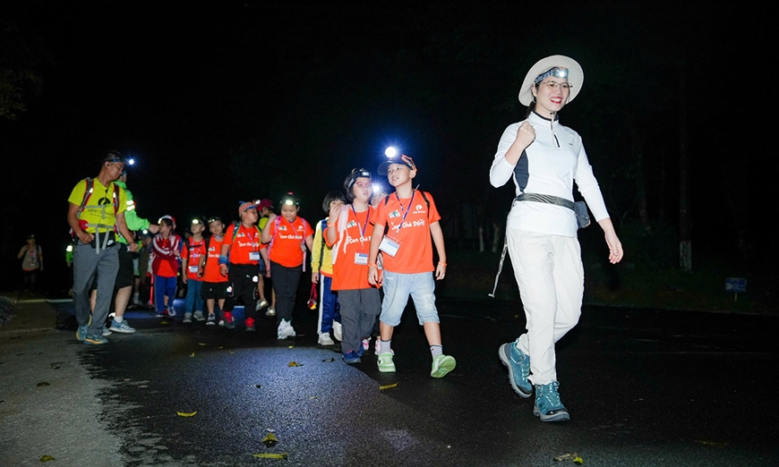 Chuyên gia Nguyễn Thị Lanh dẫn đầu đoàn leo núi gồm 160 em nhỏ và phụ huynh.