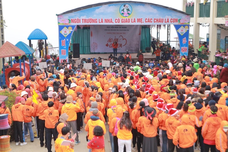 Các học viên Công ty cổ phần Học viện Minh Trí Thành trong chương trình "Áo ấm cho em" tại xã Sapa, tỉnh Lào Cai. Ảnh: Công ty cổ phần Học viện Minh Trí Thành