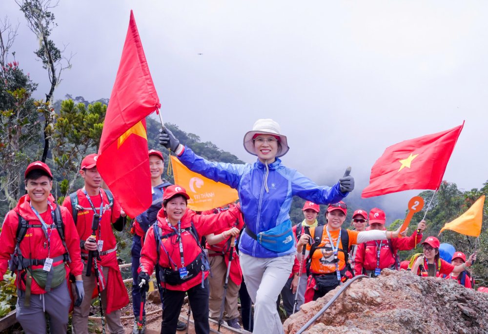 Đoàn Minh Trí Thành vượt Kinabalu