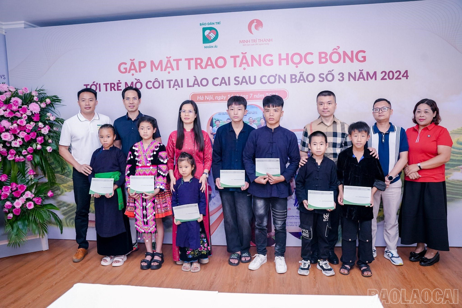 Các em nhận học bổng từ bạn đọc Báo Dân Trí.