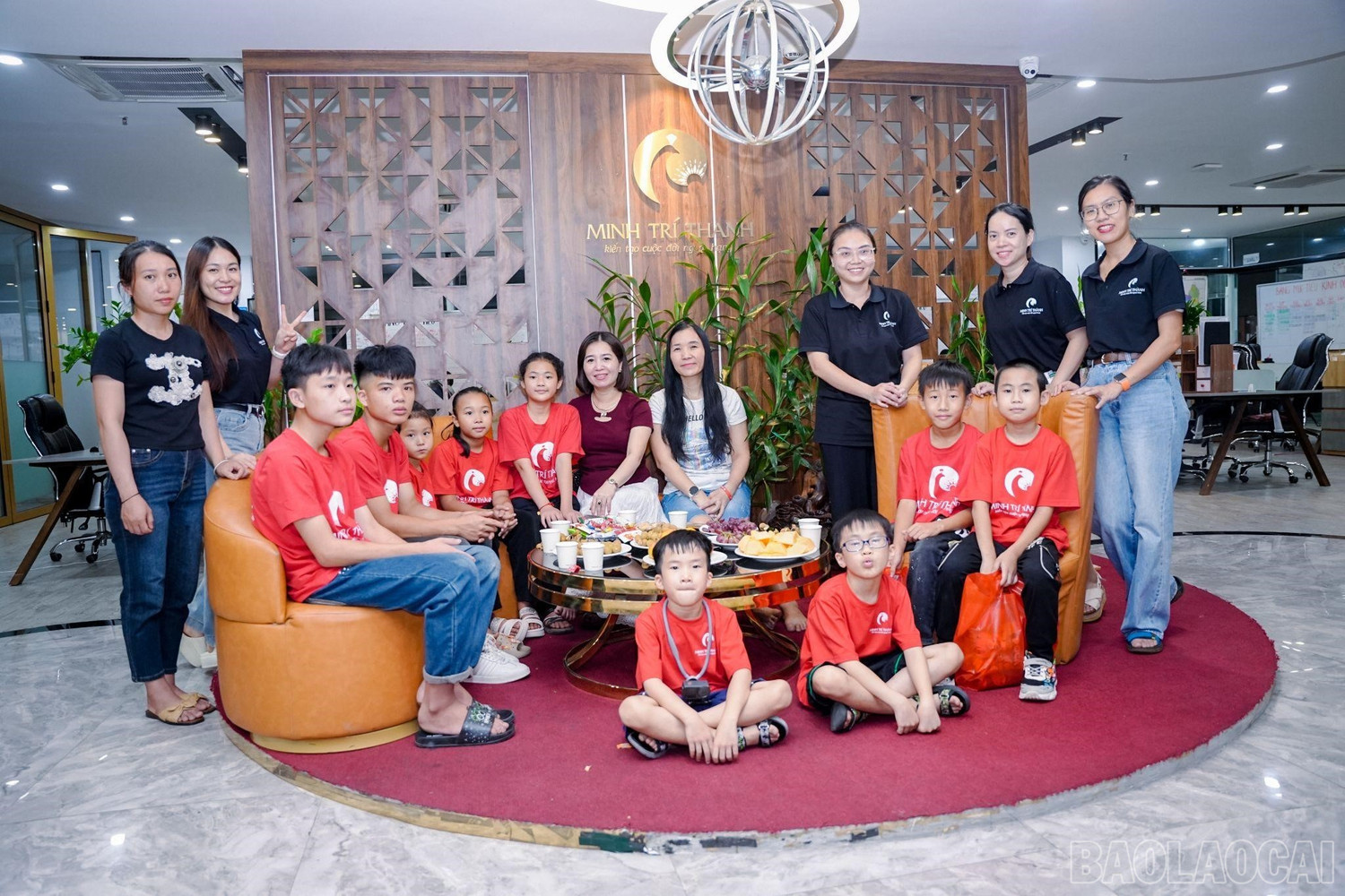 Các bạn nhỏ Lào Cai đến thăm văn phòng Học viện Minh Trí Thành tại Hà Nội.