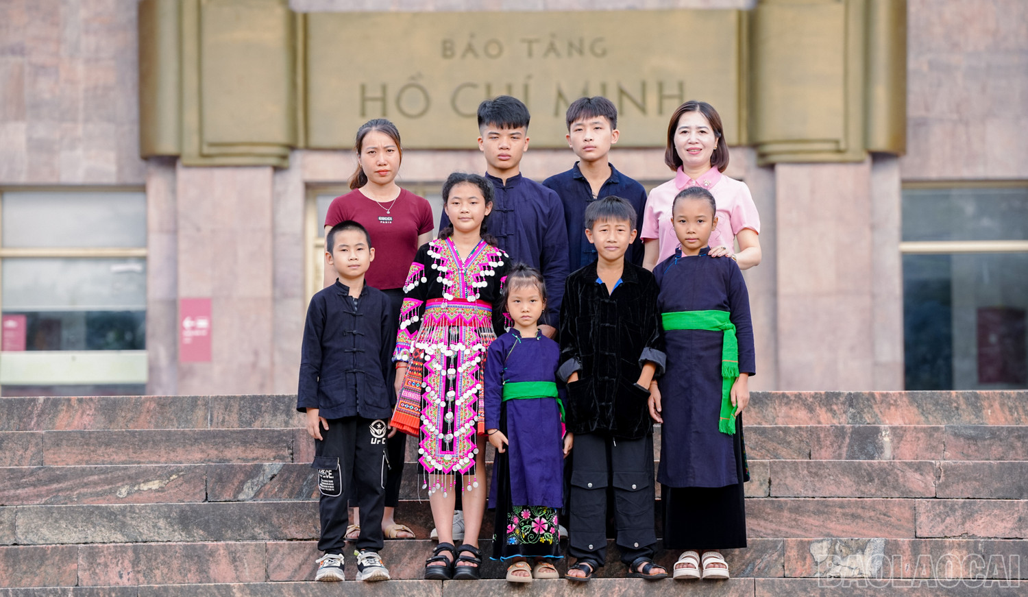 Các bạn nhỏ tham quan Bảo tàng Hồ Chí Minh.