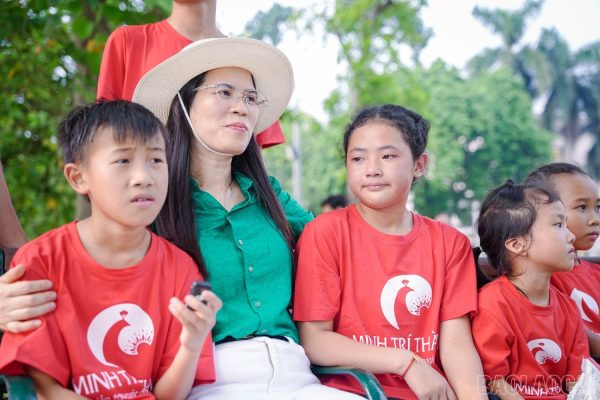 Em Vàng Thị Bầu (bên phải) xúc động khi chia sẻ về việc được về Hà Nội gặp cô Lanh và các bạn.