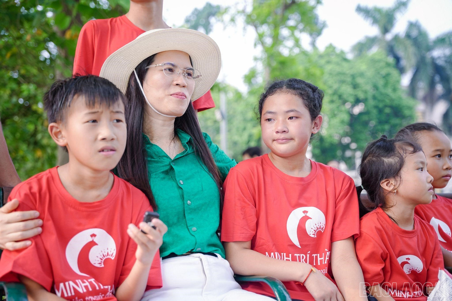 Em Vàng Thị Bầu (bên phải) xúc động khi chia sẻ về việc được về Hà Nội gặp cô Lanh và các bạn.