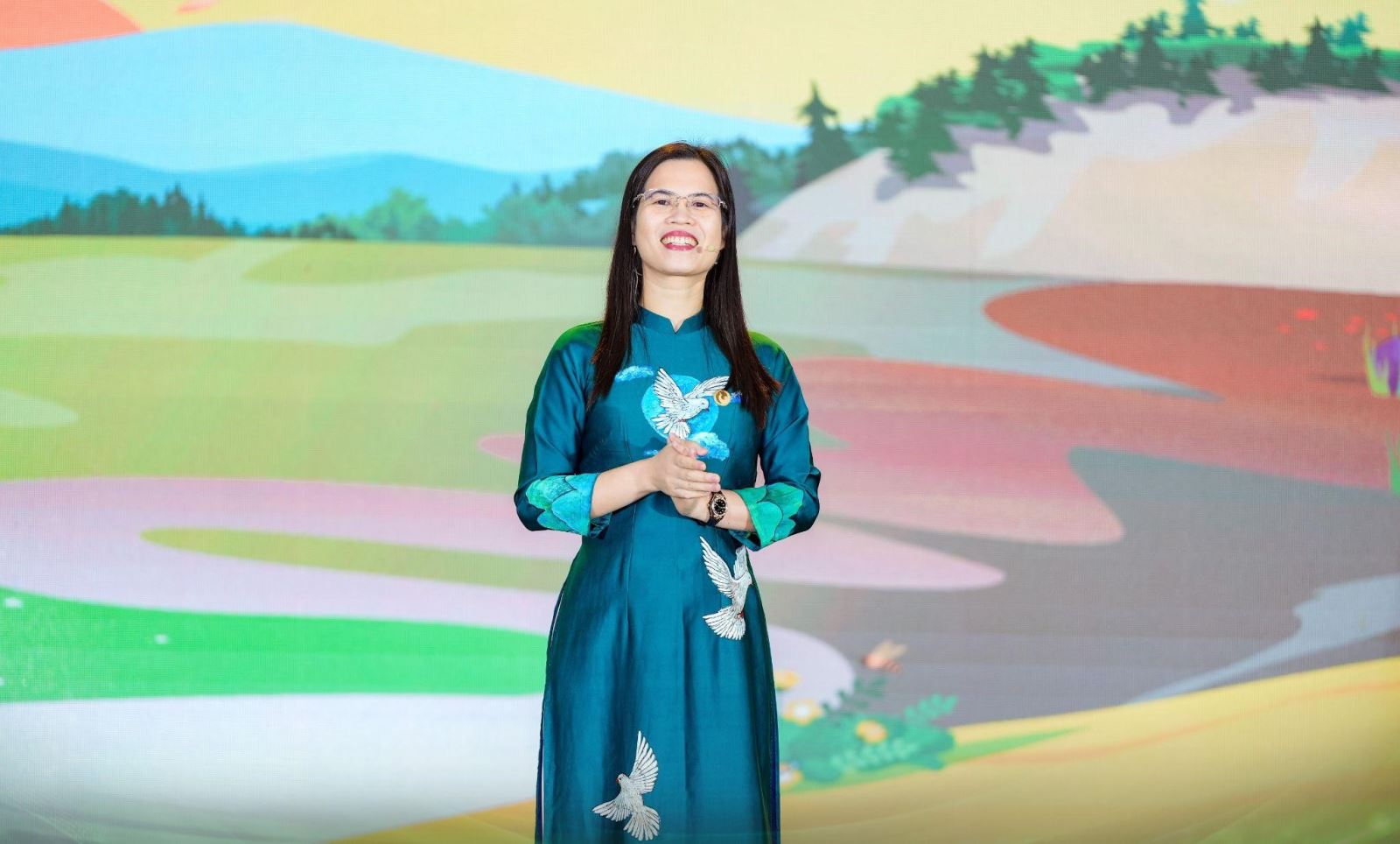 Tại chương trình, cô Lanh dẫn dắt các học viên khai phóng năng lực bản thân.