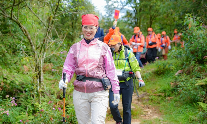 Các thành viên đoàn leo núi đã thành công chinh phục đỉnh Fansipan trong niềm tự hào