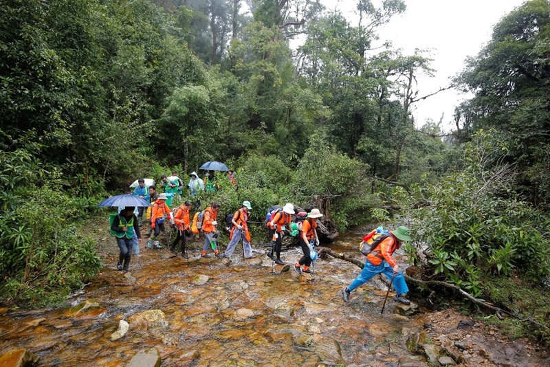 Gần 600 người leo Fansipan để bứt phá bản thân