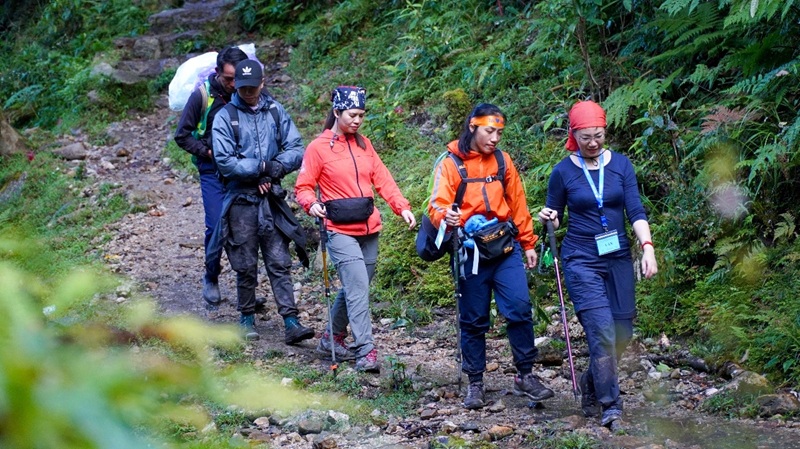 Gần 600 người leo Fansipan để bứt phá bản thân