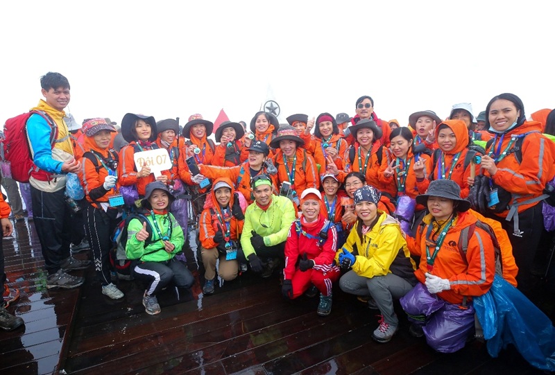 Gần 600 người leo Fansipan để bứt phá bản thân