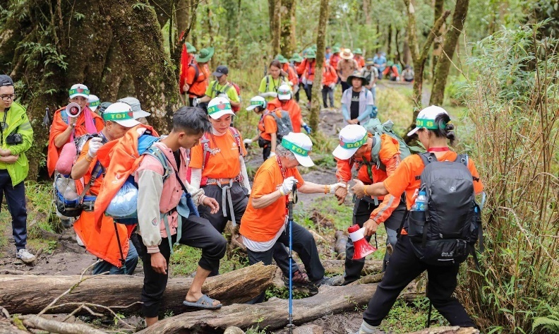 Chị Huyền và đồng đội luôn bên cạnh giúp đỡ các thành viên lớn tuổi