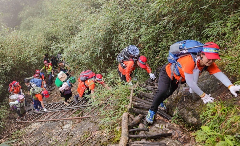Mỗi bước đi trên hành trình leo núi không chỉ là một nỗ lực thể chất mà còn là nỗ lực vượt qua niềm tin giới hạn của bản thân