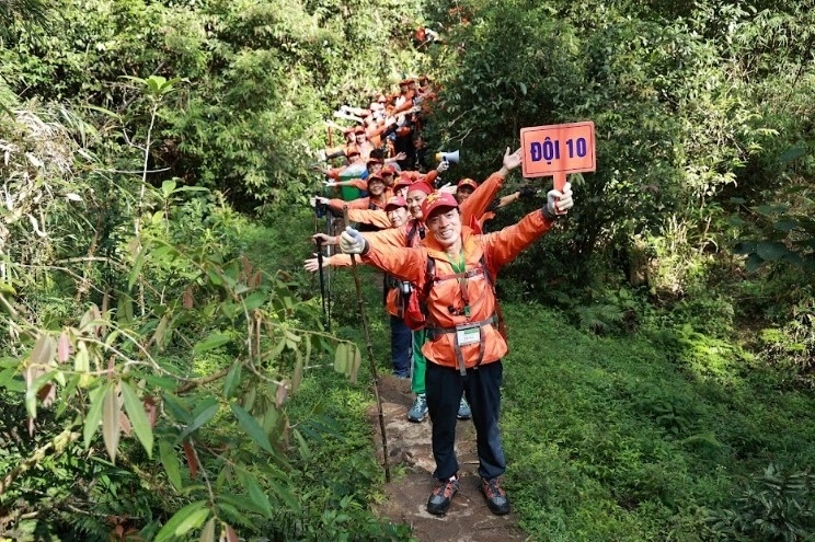 Chú Dũng được chọn làm đội trưởng để dẫn dắt các thành viên trong đội