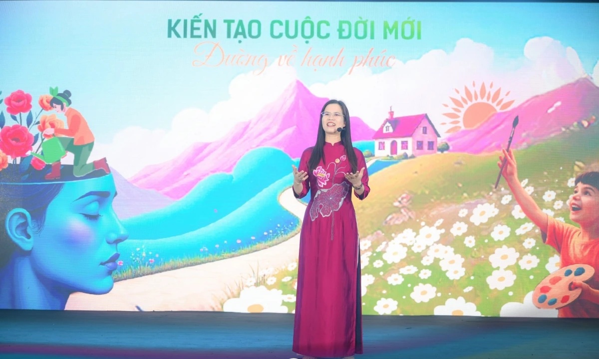 Chuyên gia Nguyễn Thị Lanh chia sẻ những giá trị giúp người tham gia định nghĩa lại hạnh phúc