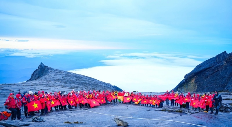 Khoảnh khắc tự hào đầy thiêng liêng trên đỉnh Kinabalu