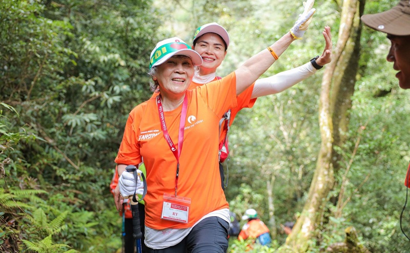 Hành trình chinh phục đỉnh Fansipan của bà Ry