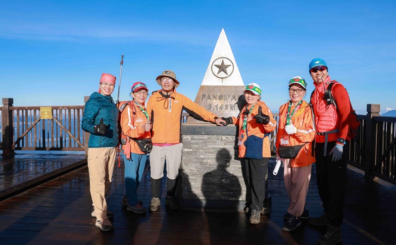 Bà Huyền, bà Ry cùng các thành viên lớn tuổi khác thành công chinh phục đỉnh Fan