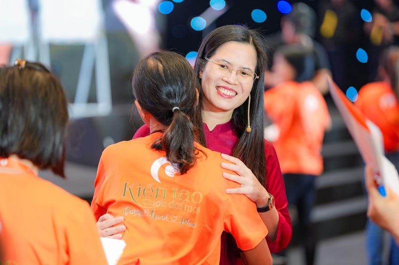 Chuyên gia tâm trí Nguyễn Thị Lanh đã hướng dẫn học viên thực hành các phương pháp để hiểu về chính mình, chữa lành mối quan hệ với bản thân và những người xung quanh…