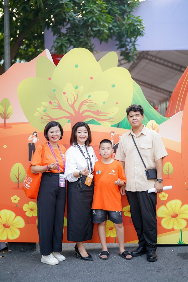 Chị Thanh rất hạnh phúc khi được cùng hai con trai tham gia chương trình “Kiến tạo cuộc đời mới - Đường về hạnh phúc”