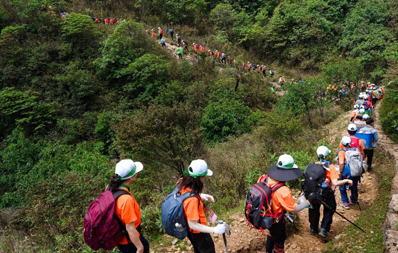 Để chinh phục đỉnh núi phải vượt qua những con dốc cheo leo, gồ ghề sỏi đá