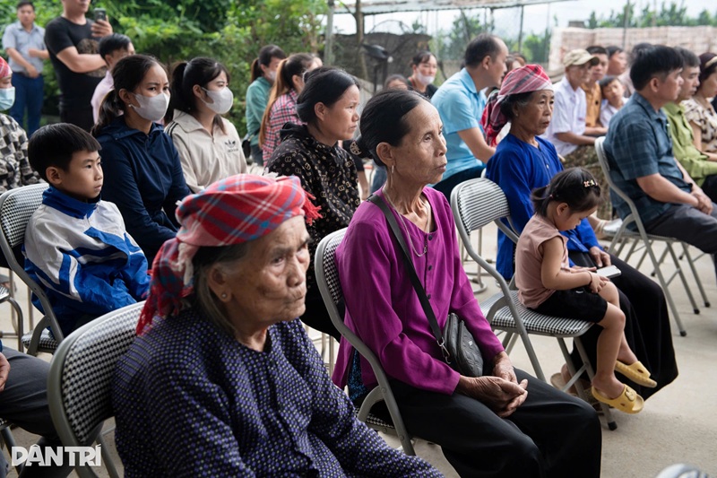 Bà con nhân dân tham dự chương trình Lễ khởi công 7 căn nhà Nhân ái do bạn đọc báo Dân trí và các nhà hảo tâm tài trợ (Ảnh: Thành Đông).