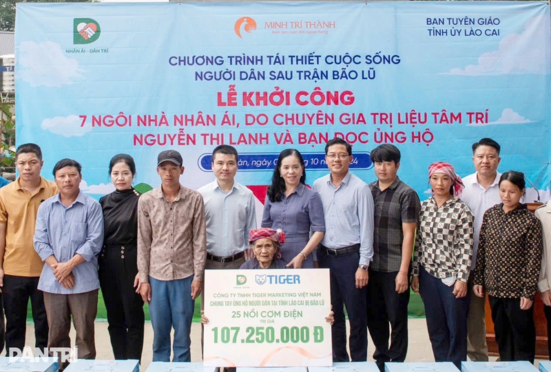 Công ty TNHH Tiger marketing Việt Nam trao 25 nồi cơm điện tổng trị giá 107.250.000đ, chung tay cùng báo Dân trí hỗ trợ đồng bào miền bắc trong lũ dữ (Ảnh: Thành Đông).