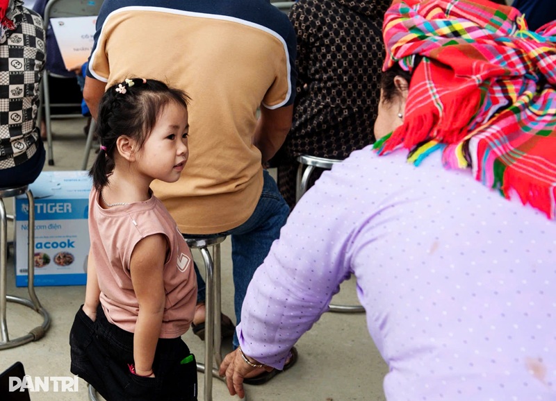 Cháu Nguyễn Ánh Thủy, trú tại thôn Bô, xã Khánh Yên Hạ, huyện Văn Bàn, tỉnh Lào Cai (Ảnh: Thành Đông).