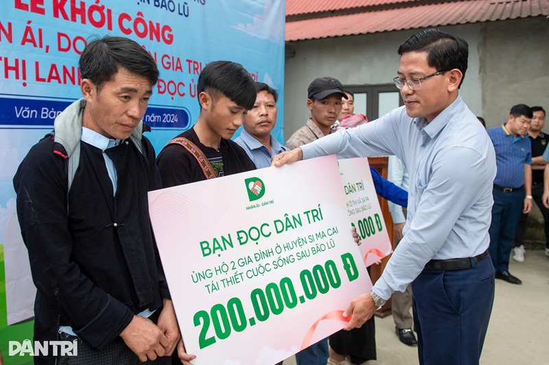 Ông Phùng Nam Trung, Phó trưởng Ban Tuyên giáo Tỉnh ủy Lào Cai trao biển biểu trưng tới các hộ dân được hỗ trợ xây nhà Nhân ái (Ảnh: Thành Đông).