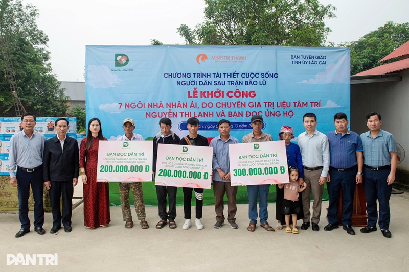 Lãnh đạo báo Dân trí cùng nhà tài trợ và chính quyền địa phương trao biển tượng trưng tại Lễ khởi công nhà Nhân ái tặng 7 hộ dân ở tỉnh Lào Cai (Ảnh: Thành Đông).