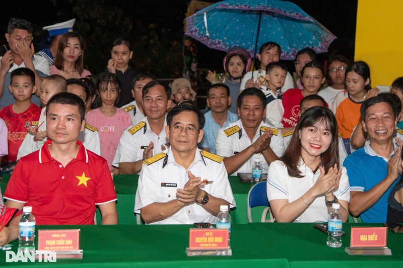 Lãnh đạo Vùng 4 Hải Quân, báo Dân trí và Hội biển đảo Việt Nam tham dự tại chương trình (Ảnh: Mạnh Quân)