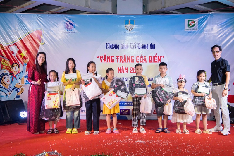 Đại diện Vùng 4 Hải Quân, báo Dân trí và Hội biển đảo Việt Nam trao học bổng đến các em thiếu nhi có hoàn cảnh khó khăn, vươn lên học giỏi (Ảnh: Mạnh Quân).