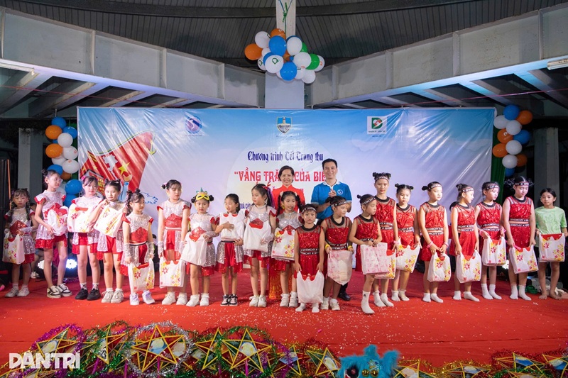 Đơn vị tài trợ tặng quà trung thu đến các cháu thiếu nhi ở Vùng 4 Hải quân (Ảnh: Mạnh Quân).