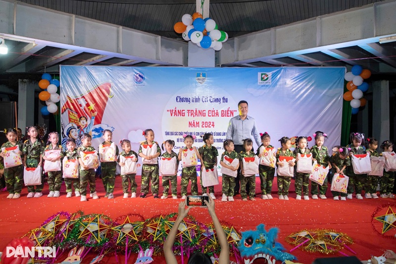 Đơn vị tài trợ tặng quà trung thu đến các cháu thiếu nhi ở Vùng 4 Hải quân (Ảnh: Mạnh Quân).