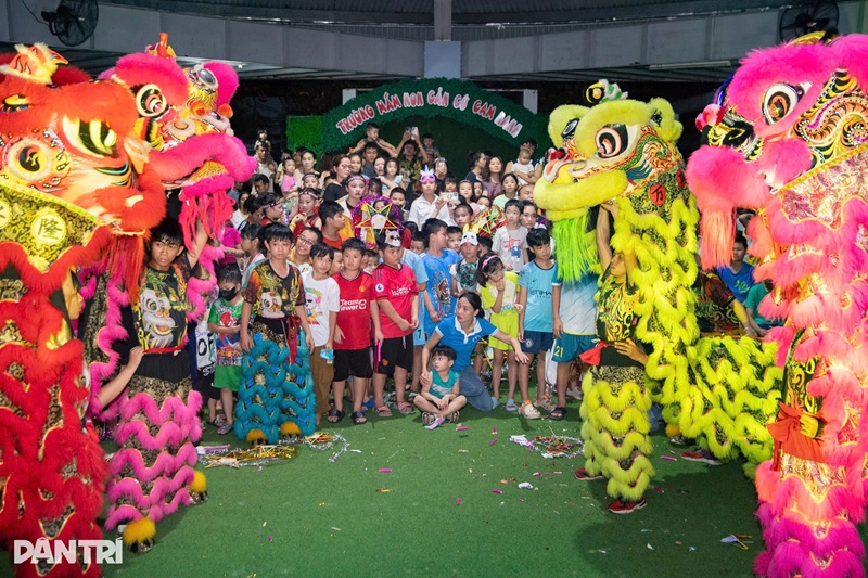 Các tiết mục ảo thuật, múa lân khiến các em nhỏ vô cùng thích thú, vui cười (Ảnh: Mạnh Quân).