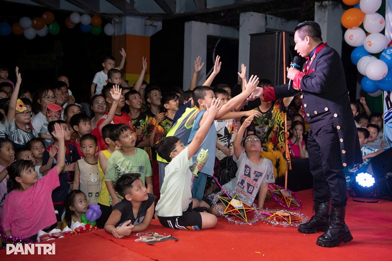 Các tiết mục ảo thuật, múa lân khiến các em nhỏ vô cùng thích thú, vui cười (Ảnh: Mạnh Quân).