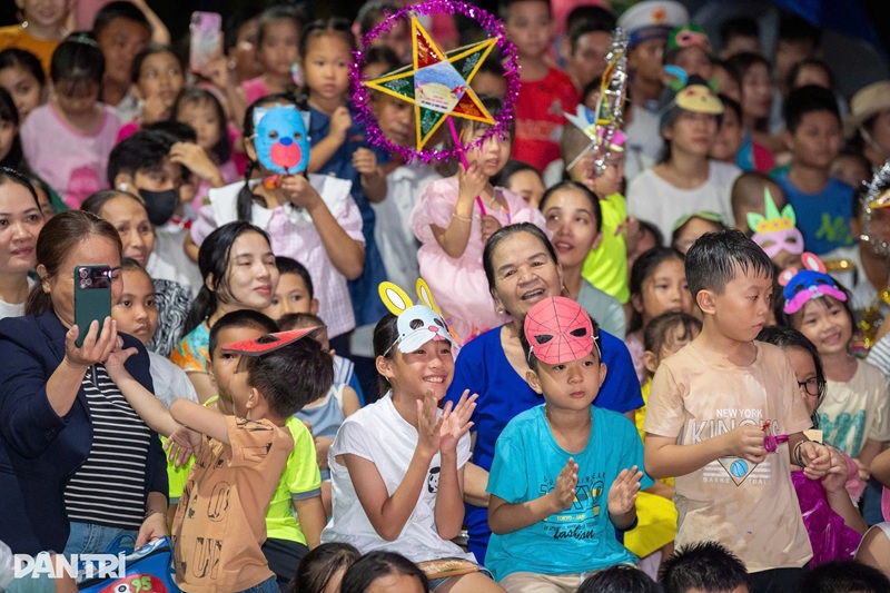 Các tiết mục ảo thuật, múa lân khiến các em nhỏ vô cùng thích thú, vui cười (Ảnh: Mạnh Quân).
