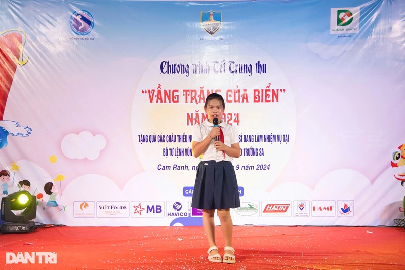 Em Minh Đan, học sinh trường Tiểu học căn cứ Cam Ranh (Ảnh: Mạnh Quân).